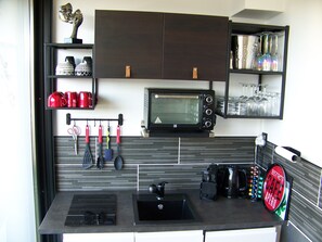 Een koelkast, een microgolfoven, een vaatwasser