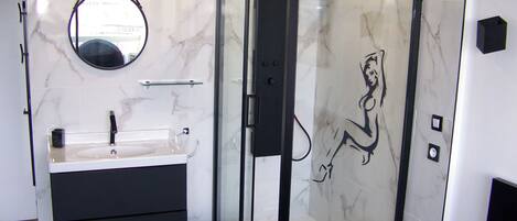 Douche, séchoir à cheveux, serviettes fournies