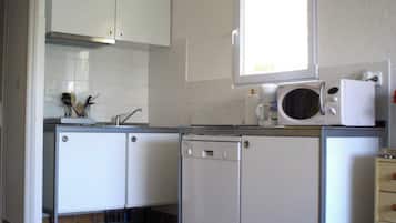 Coffee/tea maker, fridge, microwave, dishwasher