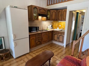 Een koelkast, een magnetron, een koffiezetapparaat/waterkoker