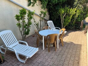 Outdoor dining - Naturiste Cap d'Agde Villa Héliovillage 10 (Agde)