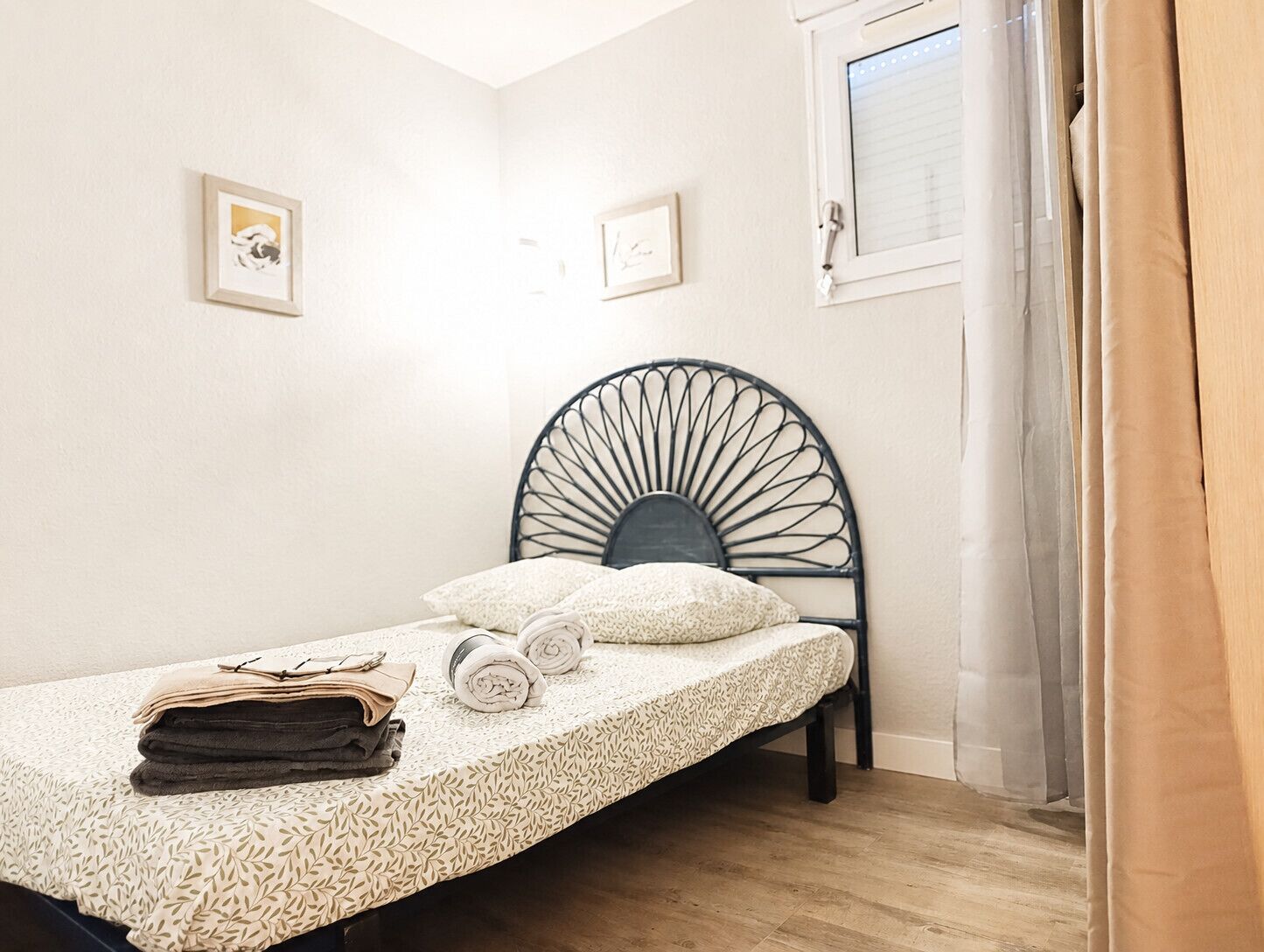 1 habitación, tabla de planchar con plancha, wifi y ropa de cama 