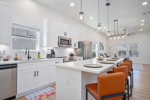 Feel Chill and Enjoy 4BR 3BA Near Fun Riverwalk