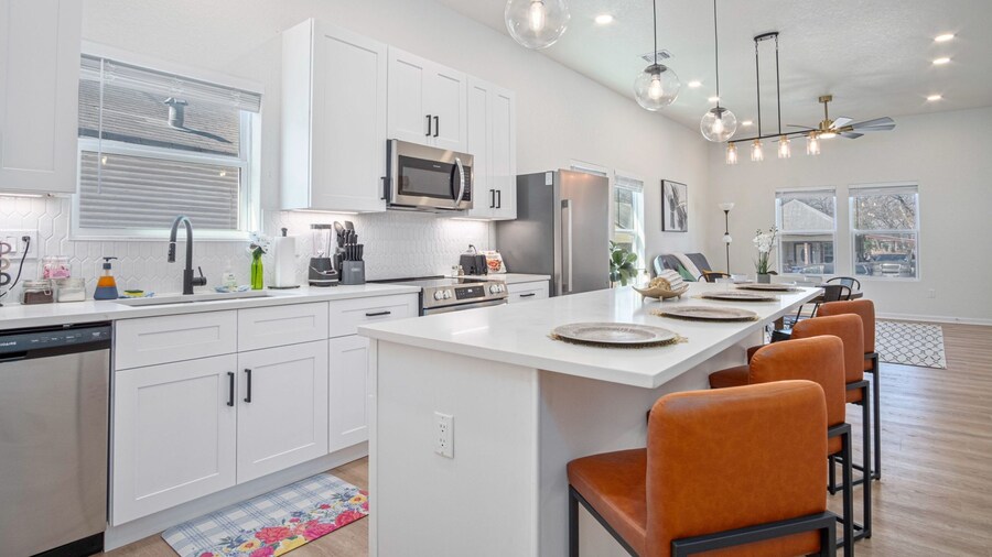 Feel Chill and Enjoy 4BR 3BA Near Fun Riverwalk
