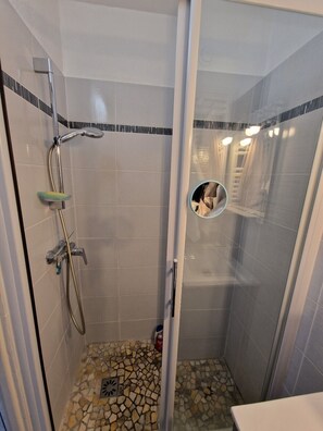 Dusche, Haartrockner, Handtücher