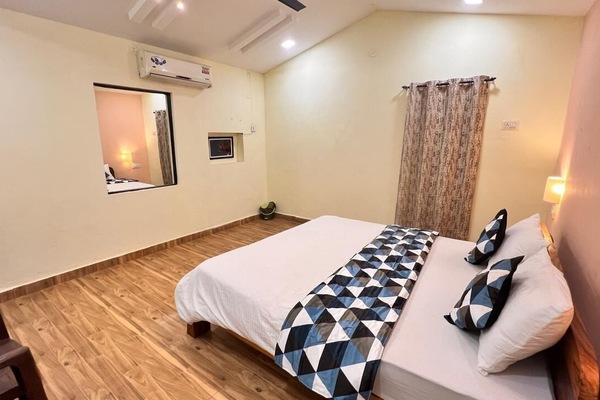 Deluxe Double or Twin Room, Resort View | Laptop workspace