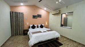 Chambre Deluxe double ou avec lits jumeaux, vue sur le complexe | Espace de travail pour ordinateurs portables