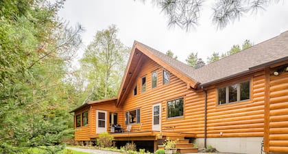 Beautiful 4-bedroom lake log home with WiFi, AC. With all amenities of in-town