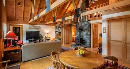 Beautiful 4-bedroom lake log home with WiFi, AC. With all amenities of in-town