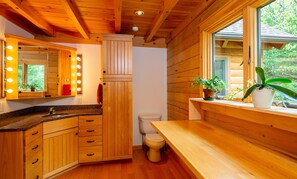 Douche, serviettes fournies, savon, shampoing
