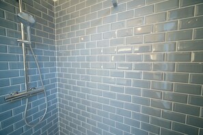 Hair dryer, towels, soap, shampoo - Smart appart - downtown (Brussels)