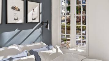 2 soverom, skrivebord, strykejern/-brett og wi-fi