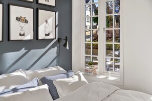 2 bedrooms, desk, iron/ironing board, WiFi