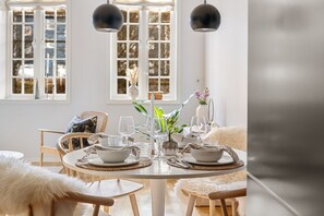 Dining - 2-bedroom condo in Stavanger with fully equipped kitchen and home office setup (Stavanger)