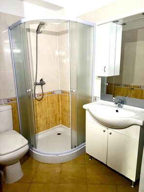 Shower, hair dryer, towels, soap - 2-bedroom apartment in Poreč with WiFi,AC, 4 minutes to the sea, 8 to citycenter (Porec)