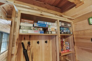 Ein Holzboden mit verschiedenen Gesellschaftsspielen und Puzzles.