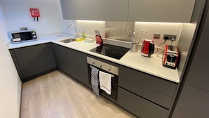 Una cocina moderna con microondas, lavaplatos y tostadora.