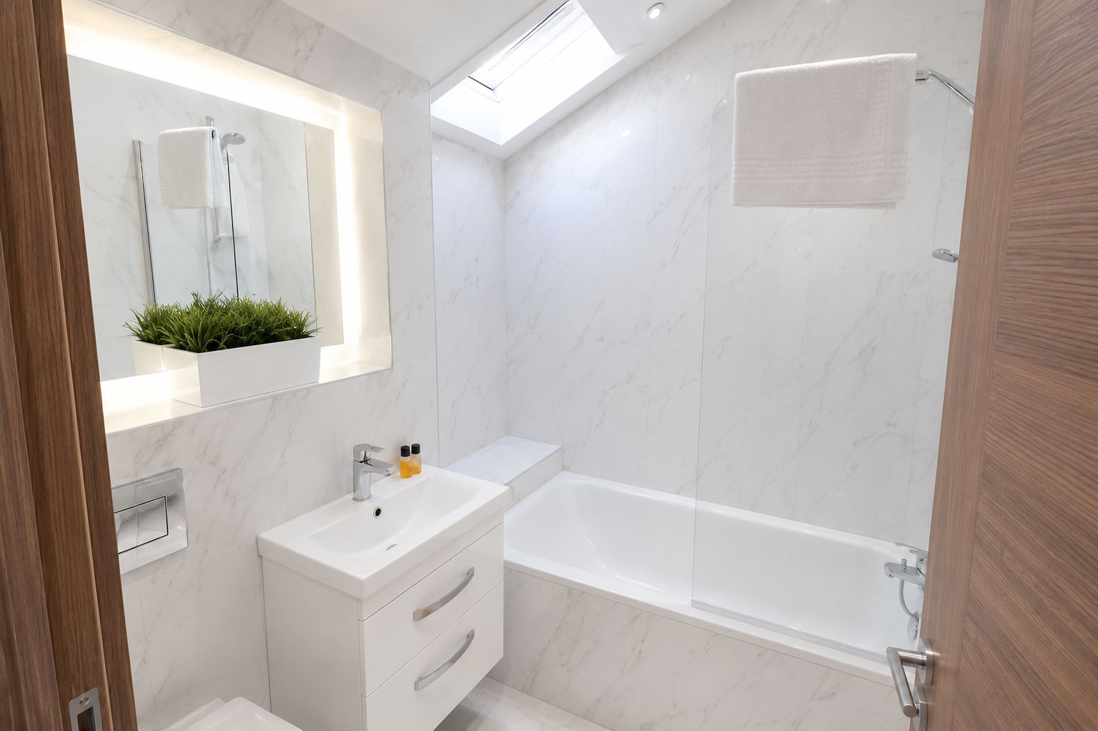 Casa de banho moderna com clarabóia, toucador branco com gavetas, banheira e chuveiro.