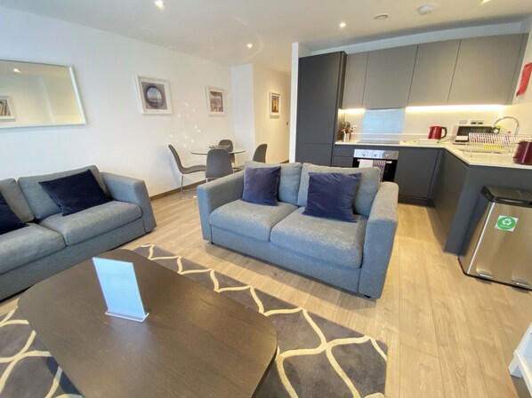 Flat-screen TV - Roomspace Apartments - Harvest Lane (Thames Ditton)