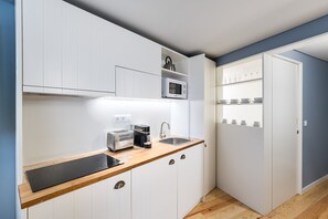 Microwave, coffee/tea maker, toaster, cookware/dishes/utensils - GuestReady - Souto Downtown Studio 1 (Porto)