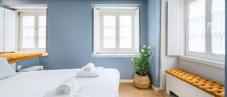 Fer et planche à repasser, accès Internet, draps fournis