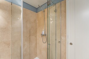 Douche, sèche-cheveux, serviettes fournies
