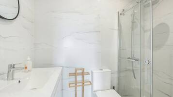 Ducha, secador de pelo y toallas