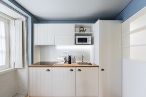 Microondas, cafetera/tetera, tostadora