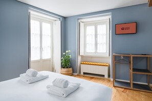 Iron/ironing board, Internet, bed sheets