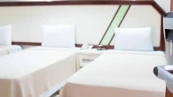 Habitación triple económica | Escritorio, espacio para trabajar con laptop y wifi gratis