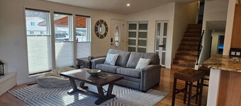 Cozy home steps from Q'emlin Park beach- Sleeps 8! 