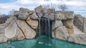 Una piscina al aire libre, una piscina climatizada