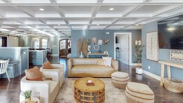 Una Smart TV, un futbolín, una mesa de tenis de mesa