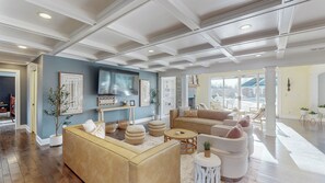 TV connectée, baby-foot, table de tennis de table, écrans d'ordinateur