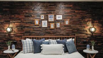 4 dormitorios, escritorio, tabla de planchar con plancha y cuna de viaje