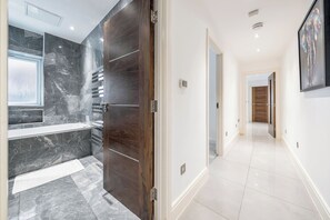 Hårføner, håndklær og toalettpapir