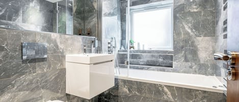 Séchoir à cheveux, serviettes fournies, papier de toilette