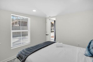 5 chambres, bureau, fer et planche à repasser, lit parapluie