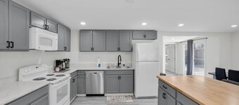 Savannah’s Oak & Brick Hideaway