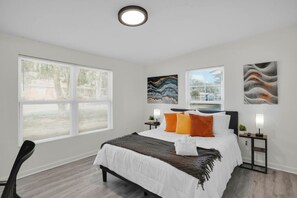 5 室のベッドルーム、デスク、アイロン / アイロン台、旅行用ベビーベッド