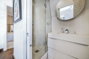 Regadera, secadora de cabello, toallas, papel de baño 
