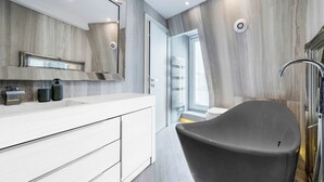 Een douche, een haardroger, handdoeken, toiletpapier