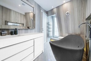 Dusche, Haartrockner, Handtücher, Toilettenpapier