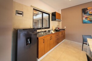 Refrigerador, lavavajillas, cafetera/tetera, utensilios de cocina