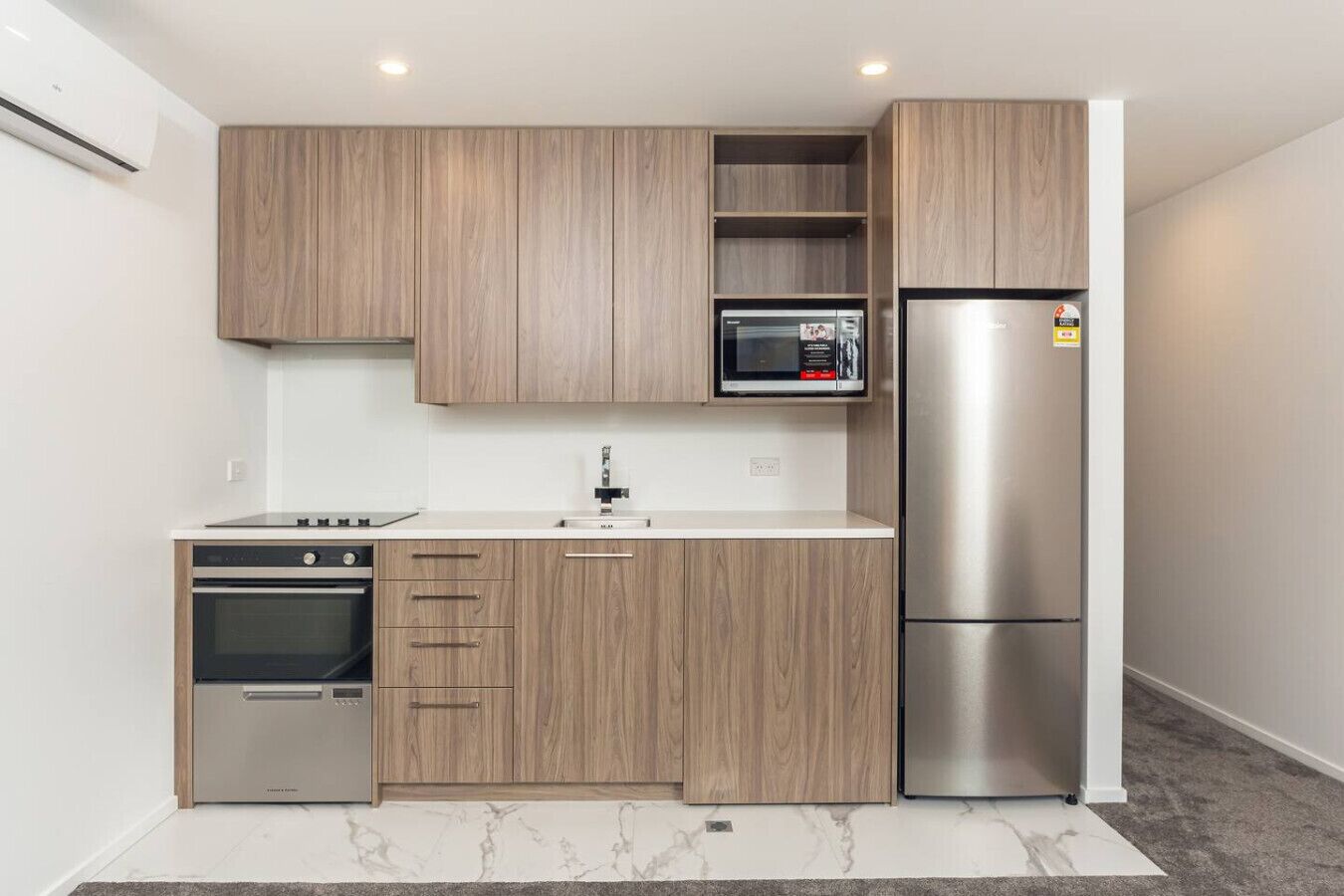 Frigorífico, microondas, horno y placa de cocina