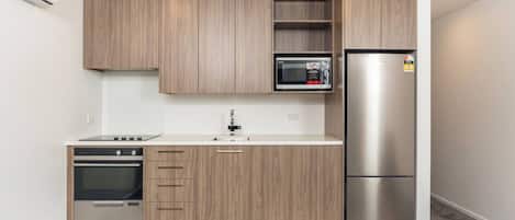 Frigorífico, microondas, horno y placa de cocina