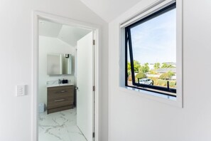 Interior - Charming Sunny Warm 10 Mins CBD Book Now (Christchurch)