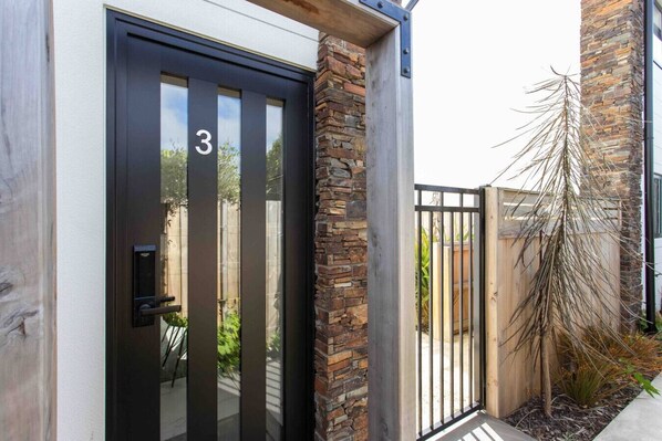 Exterior detail - Charming Sunny Warm 10 Mins CBD Book Now (Christchurch)