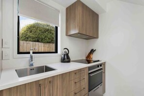 Frigorífico, microondas, horno y placa de cocina