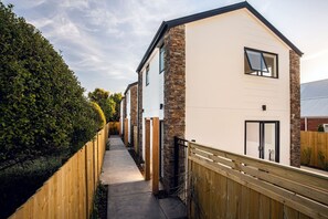 Property grounds - Charming Sunny Warm 10 Mins CBD Book Now (Christchurch)